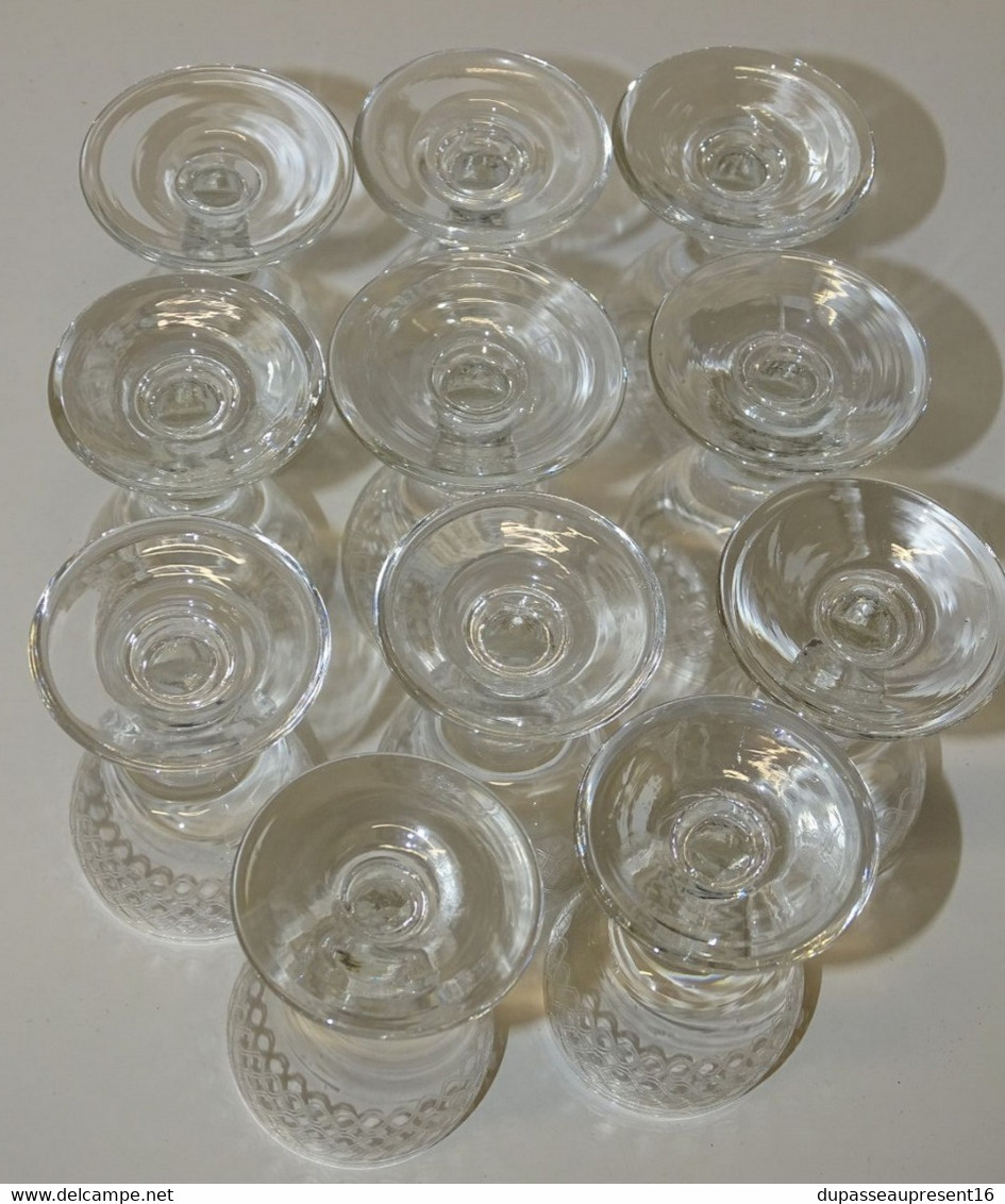 11 ANCIENS PETITS VERRES A PIED VERRE soufflé et gravés  CAVE A LIQUEUR COLLECTION VITRINE  déco Table
