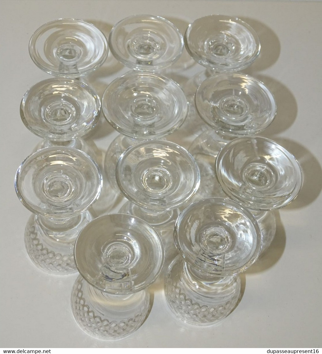 11 ANCIENS PETITS VERRES A PIED VERRE soufflé et gravés  CAVE A LIQUEUR COLLECTION VITRINE  déco Table