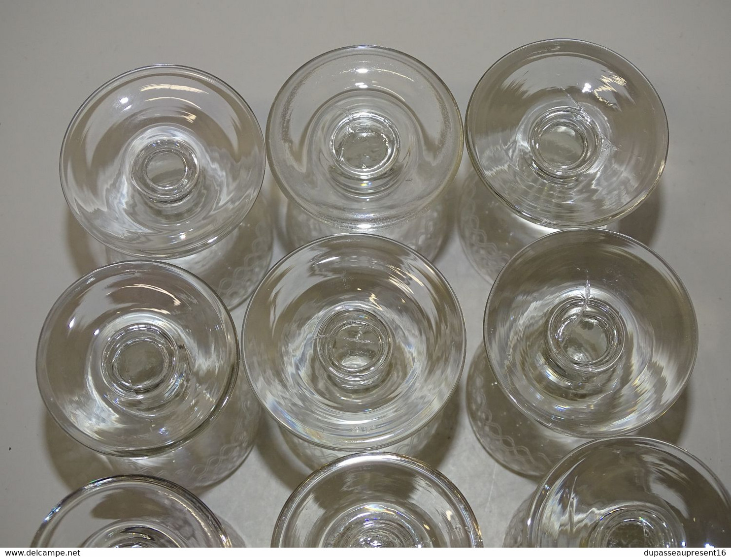 11 ANCIENS PETITS VERRES A PIED VERRE soufflé et gravés  CAVE A LIQUEUR COLLECTION VITRINE  déco Table