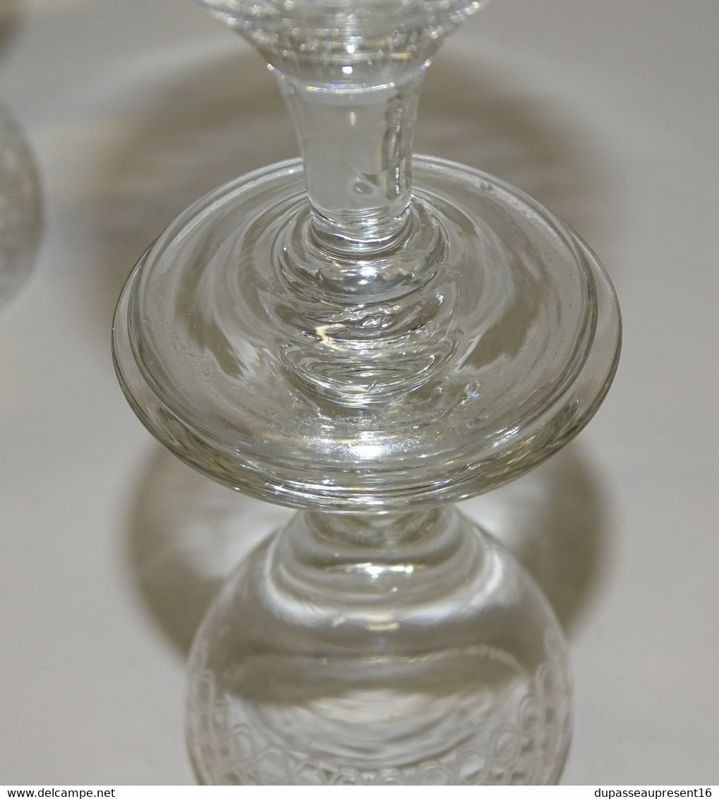 11 ANCIENS PETITS VERRES A PIED VERRE soufflé et gravés  CAVE A LIQUEUR COLLECTION VITRINE  déco Table