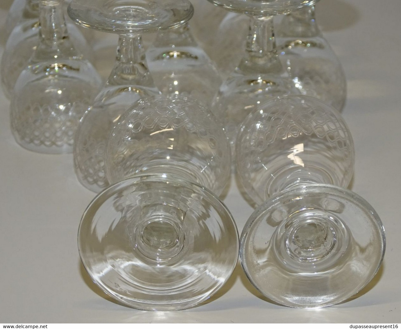 11 ANCIENS PETITS VERRES A PIED VERRE soufflé et gravés  CAVE A LIQUEUR COLLECTION VITRINE  déco Table
