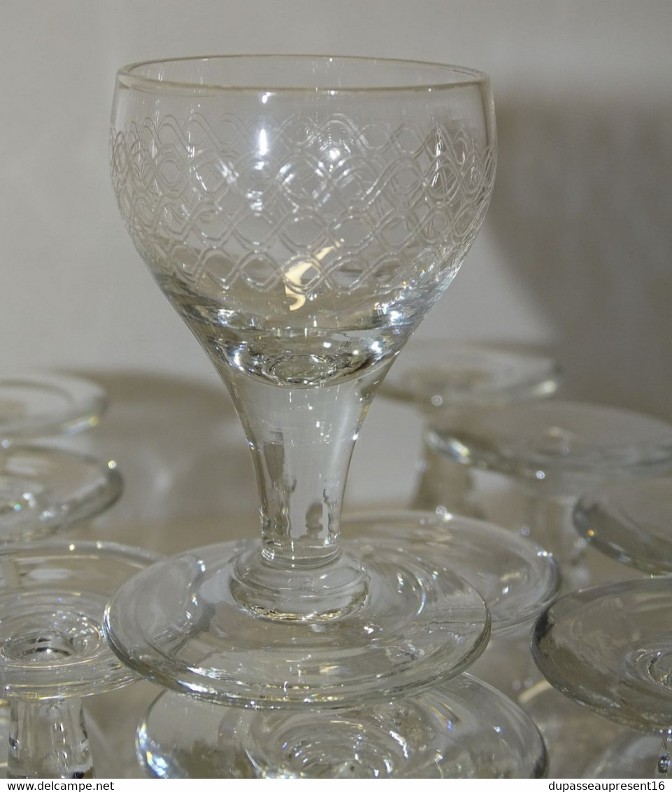 11 ANCIENS PETITS VERRES A PIED VERRE soufflé et gravés  CAVE A LIQUEUR COLLECTION VITRINE  déco Table
