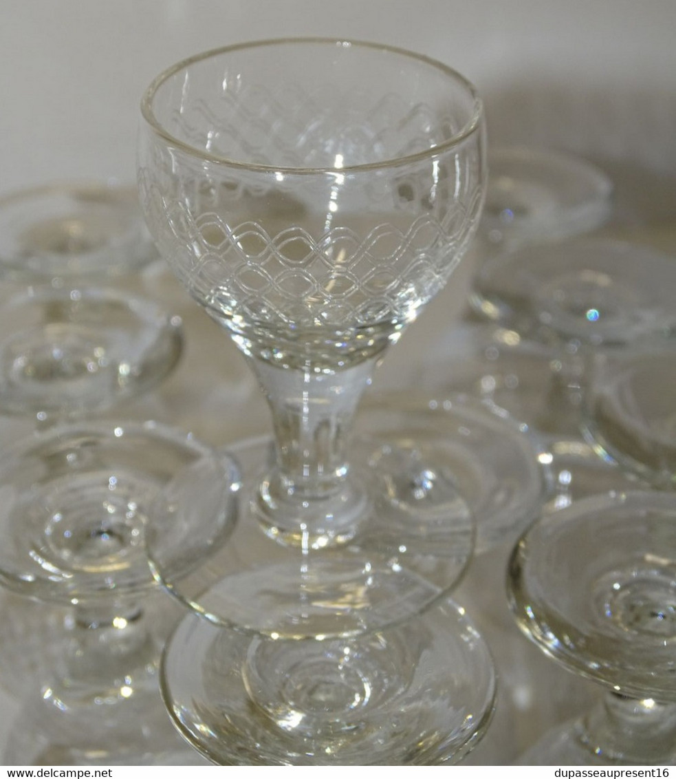 11 ANCIENS PETITS VERRES A PIED VERRE soufflé et gravés  CAVE A LIQUEUR COLLECTION VITRINE  déco Table