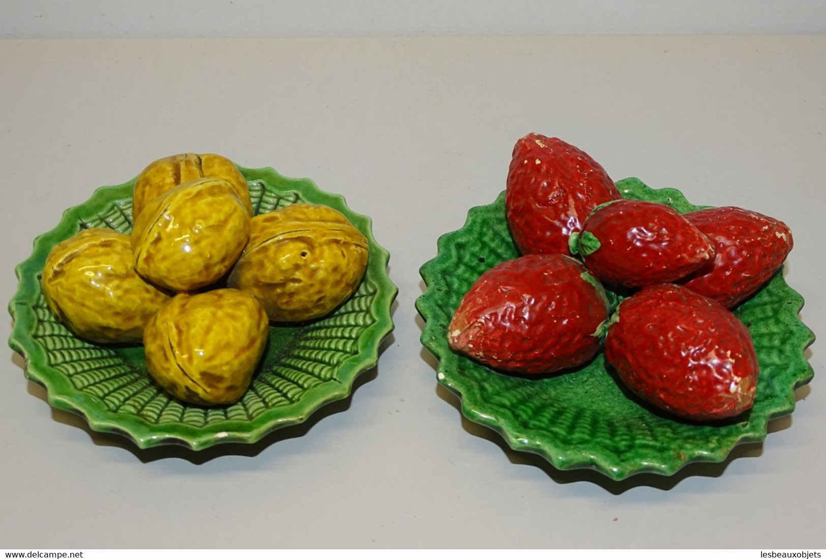 2 PETITES ASSIETTES TROMPE L'OEIL PORTUGAL AIRES C.LEAL FRAISES & NOIX COLLECTION DECO VITRINE XXe - Other & Unclassified