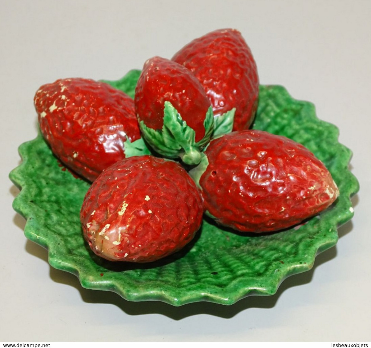 2 PETITES ASSIETTES TROMPE L'OEIL PORTUGAL AIRES C.LEAL FRAISES & NOIX COLLECTION DECO VITRINE XXe