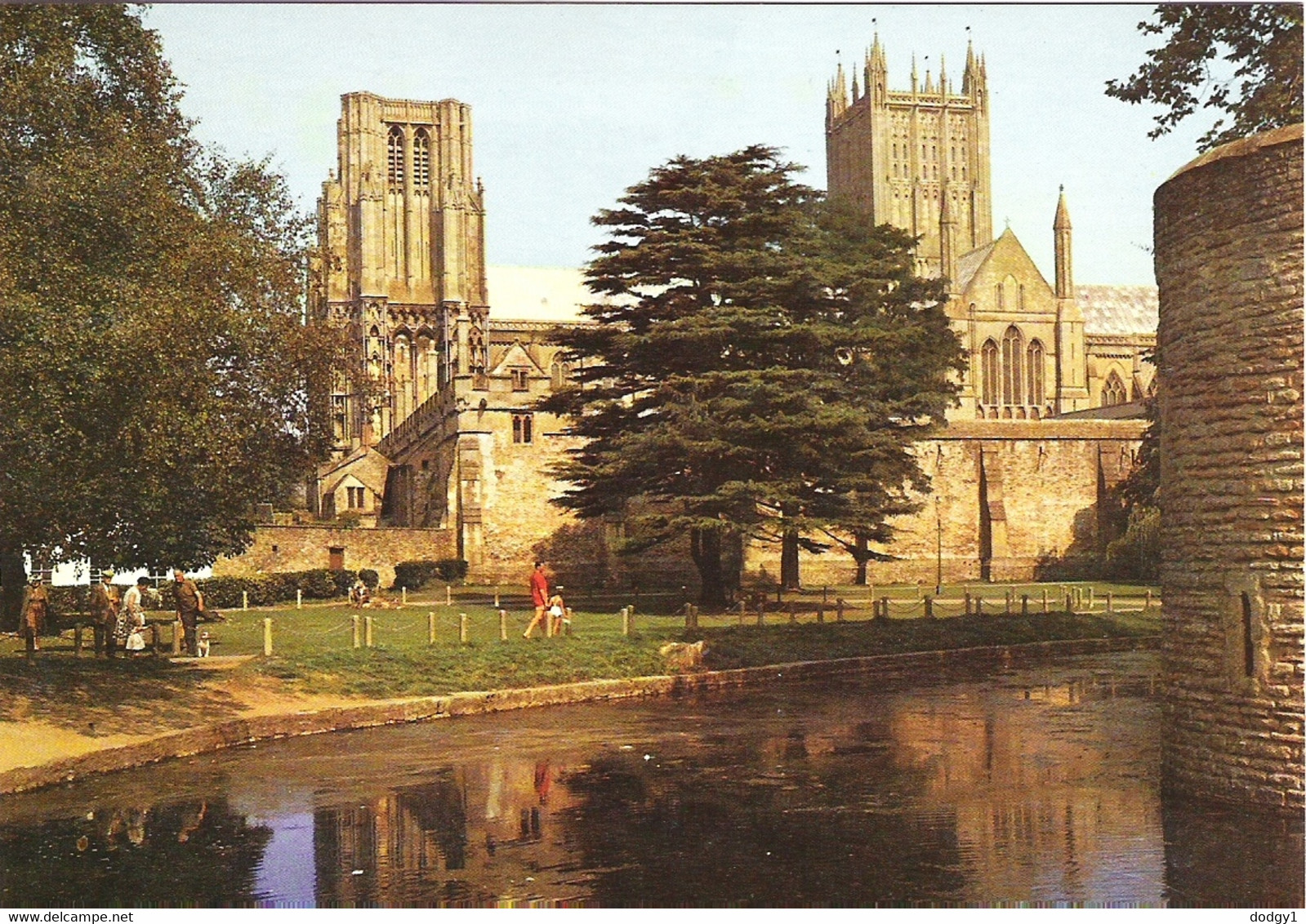 BISHOP'S PALACE MOAT, WELLS, SOMERSET. UNUSED POSTCARD Nk1 - Wells