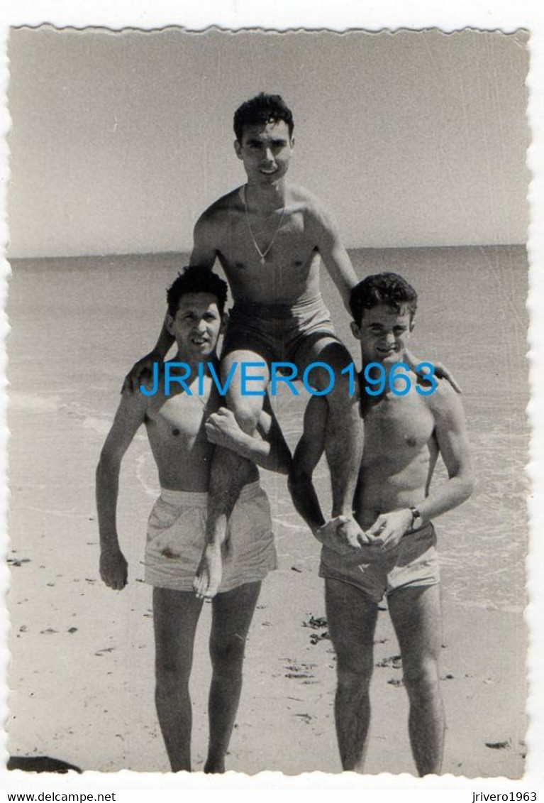 Photo Ancienne Jeunes Hommes En Maillot Mer Bain, Gay, 70X100MM - Personas Anónimos