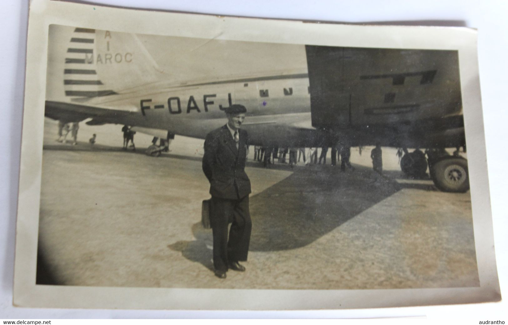 2 Photographies Anciennes Aviation Avion Royal Air Maroc 3 Personnages Aéroport De Barajas Madrid Espagne - Luchtvaart