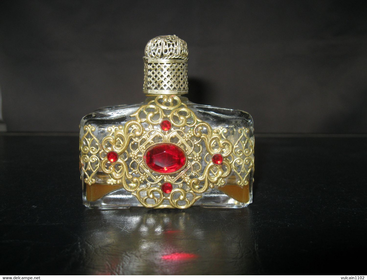 ANCIEN FLACON DE PARFUM EN VERRE SERTI - ARABESQUES ET RINCEAUX DORES - Accessoires