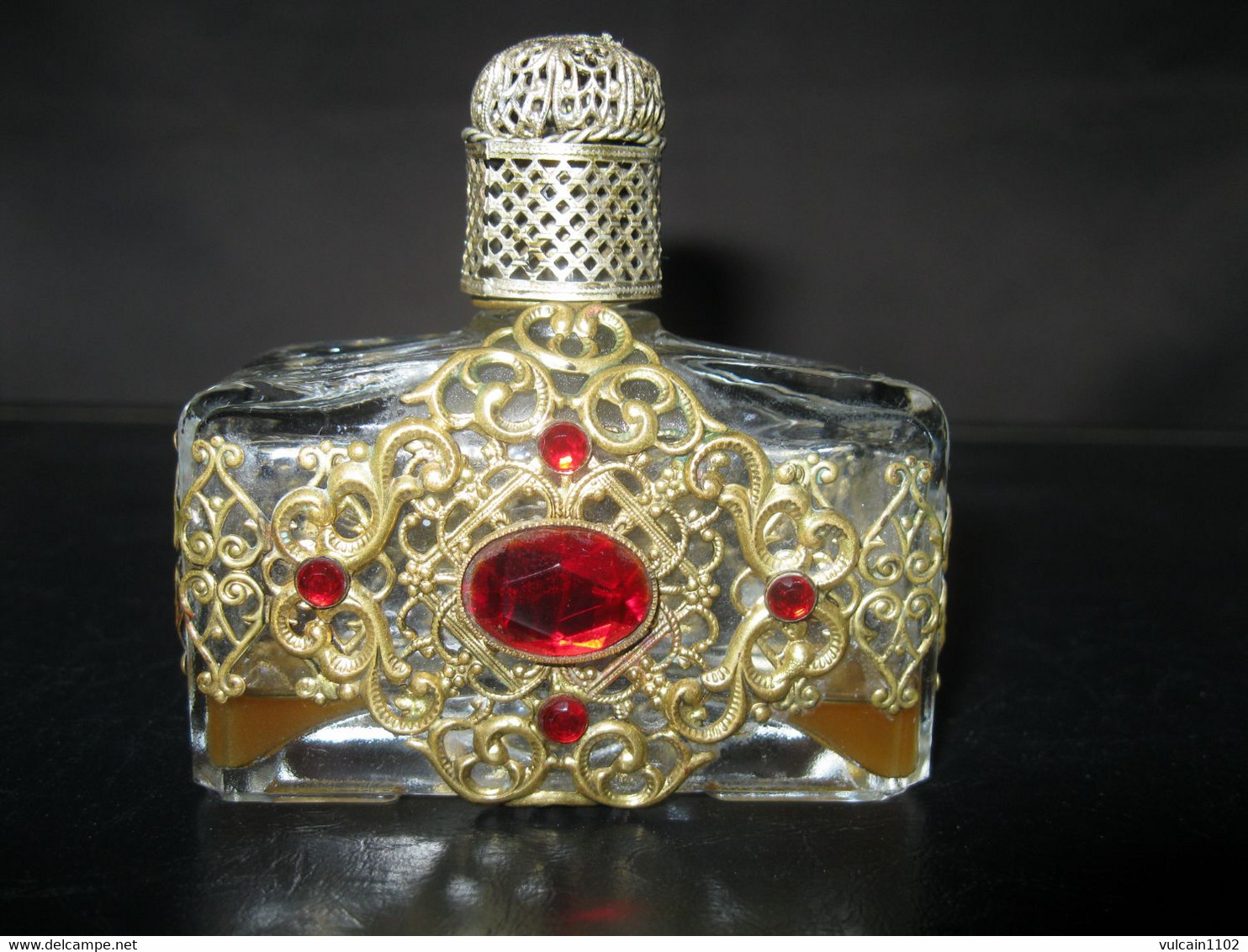 ANCIEN FLACON DE PARFUM EN VERRE SERTI - ARABESQUES ET RINCEAUX DORES - Accessoires