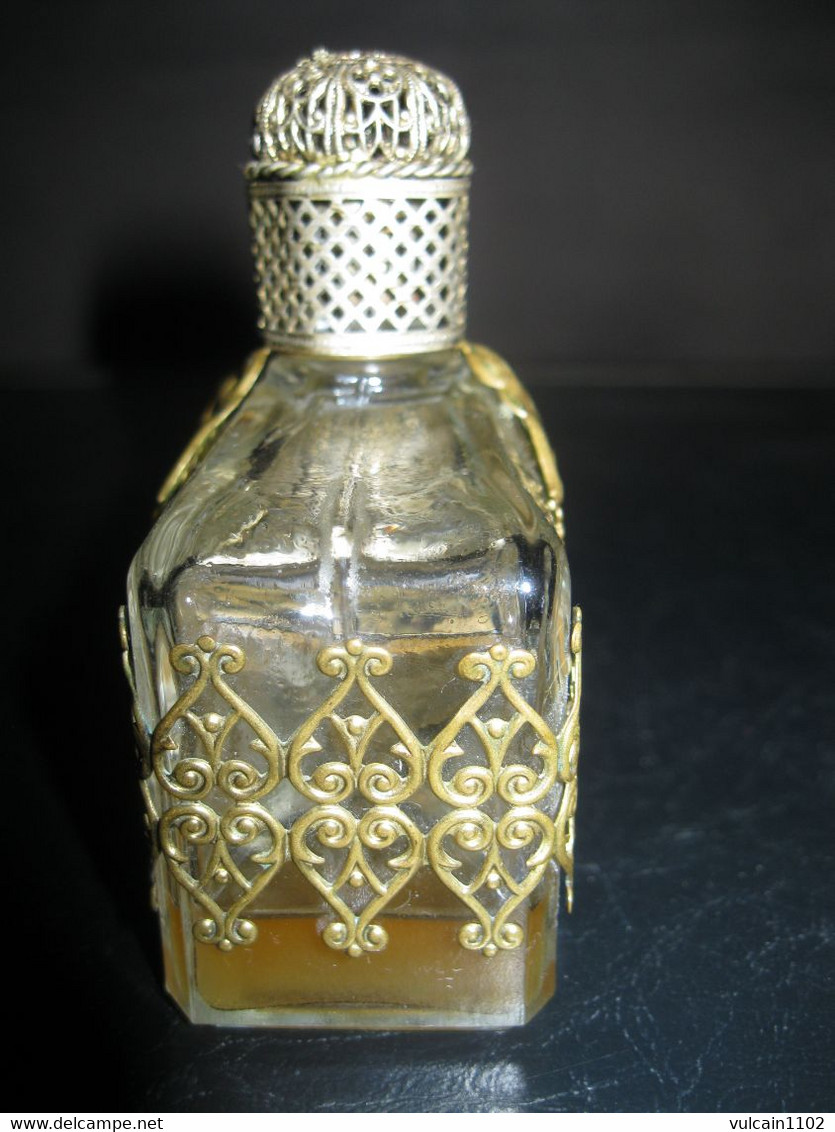 ANCIEN FLACON DE PARFUM EN VERRE SERTI - ARABESQUES ET RINCEAUX DORES - Accessoires