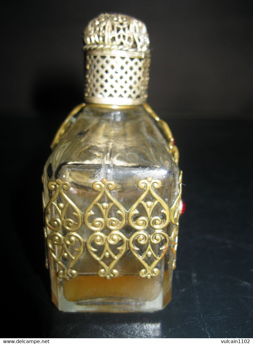 ANCIEN FLACON DE PARFUM EN VERRE SERTI - ARABESQUES ET RINCEAUX DORES