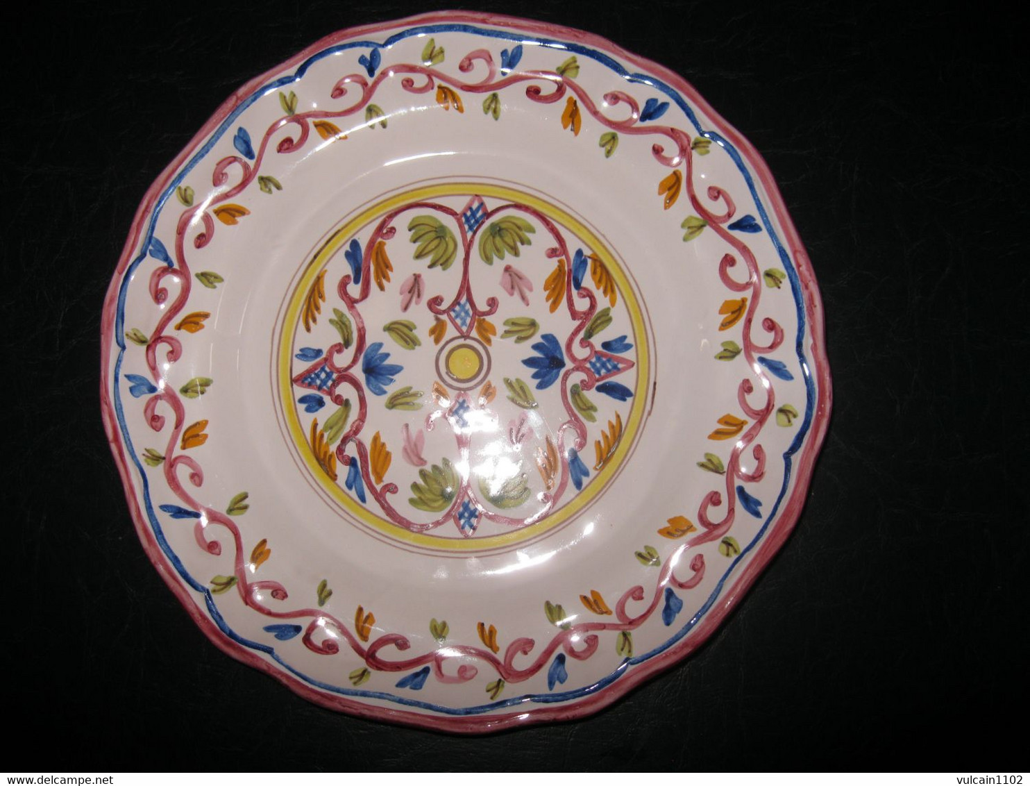 ASSIETTE EN FAIENCE NUMEROTE SIGNATURE A IDENTIFIER (MASSE FRERES ? MARTRES TOLOSANE ?...) - Martres (FRA)