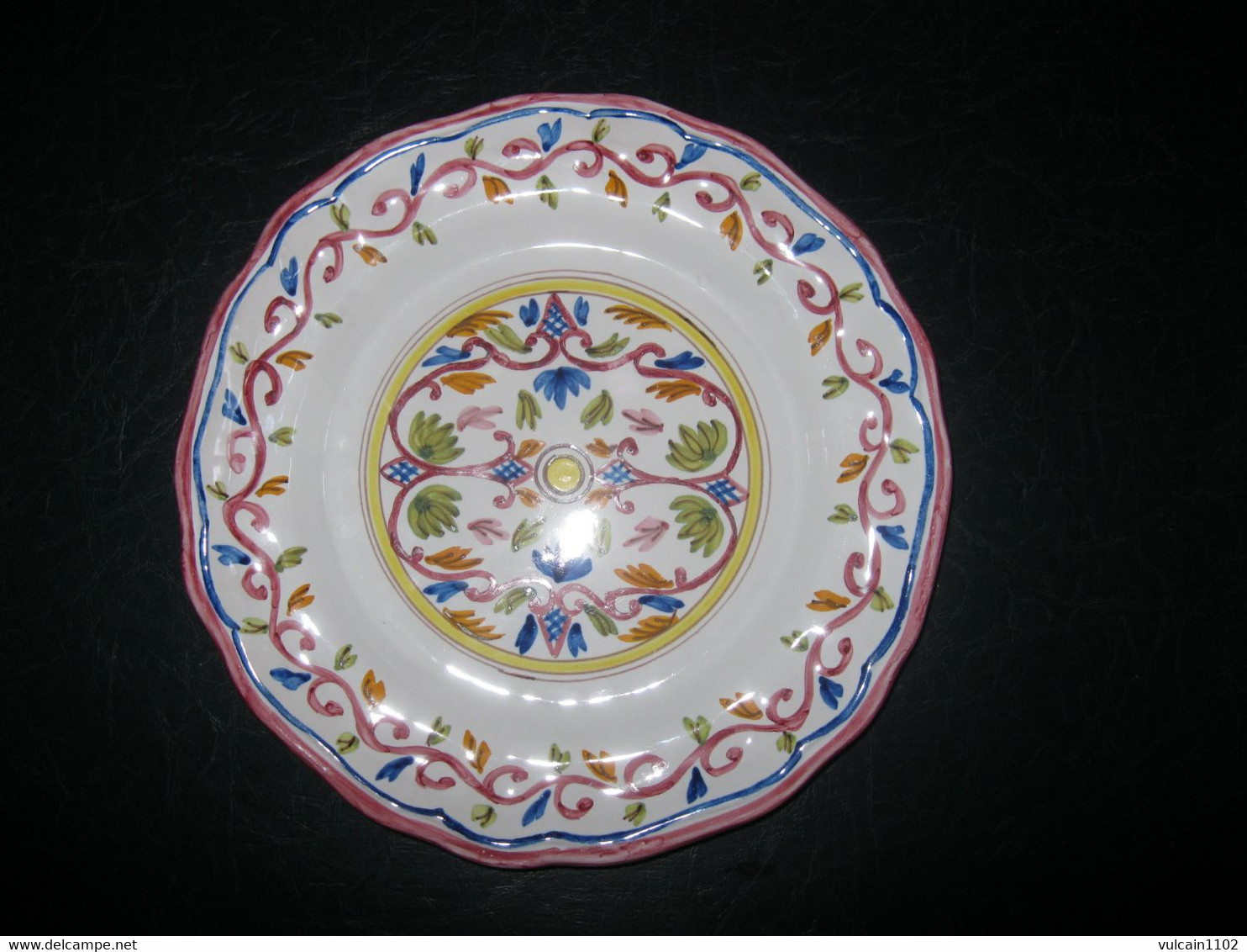 ASSIETTE EN FAIENCE NUMEROTE SIGNATURE A IDENTIFIER (MASSE FRERES ? MARTRES TOLOSANE ?...) - Martres (FRA)