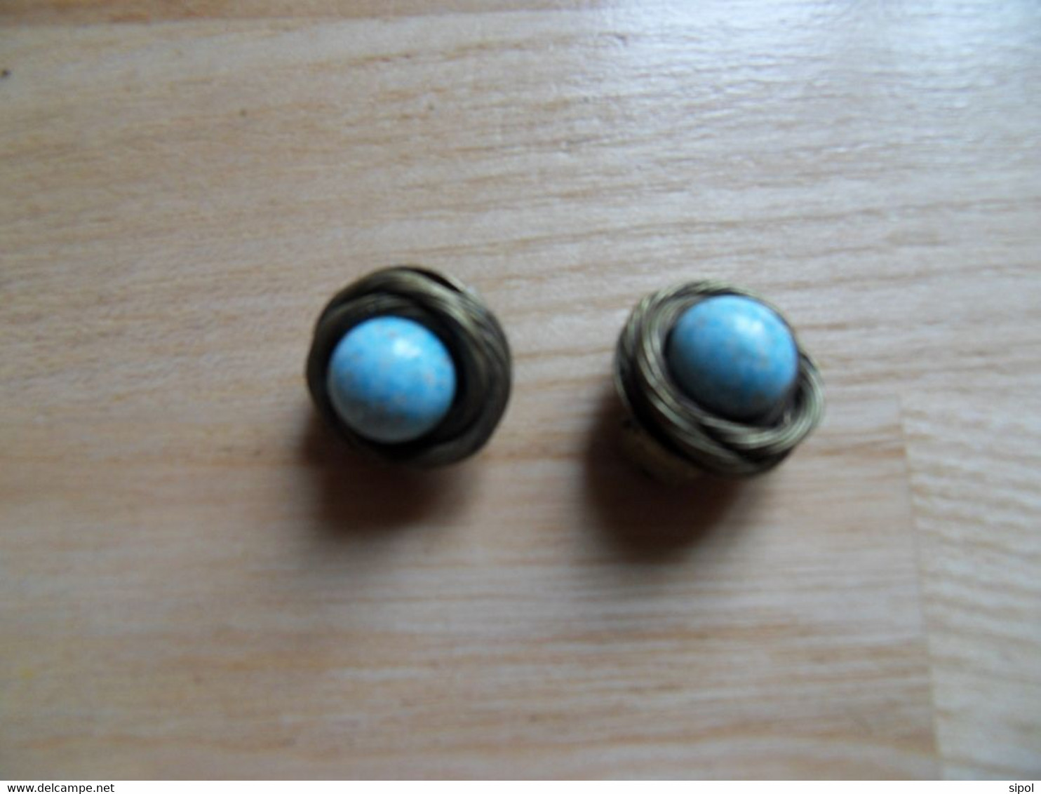 Paire De Boucles D Oreille ( Clips ) Métal Jaune Et Pierre D Imitation Turquoise BE - Andere & Zonder Classificatie