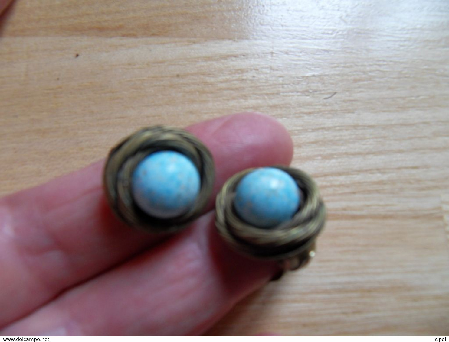 Paire De Boucles D Oreille ( Clips ) Métal Jaune Et Pierre D Imitation Turquoise BE - Andere & Zonder Classificatie