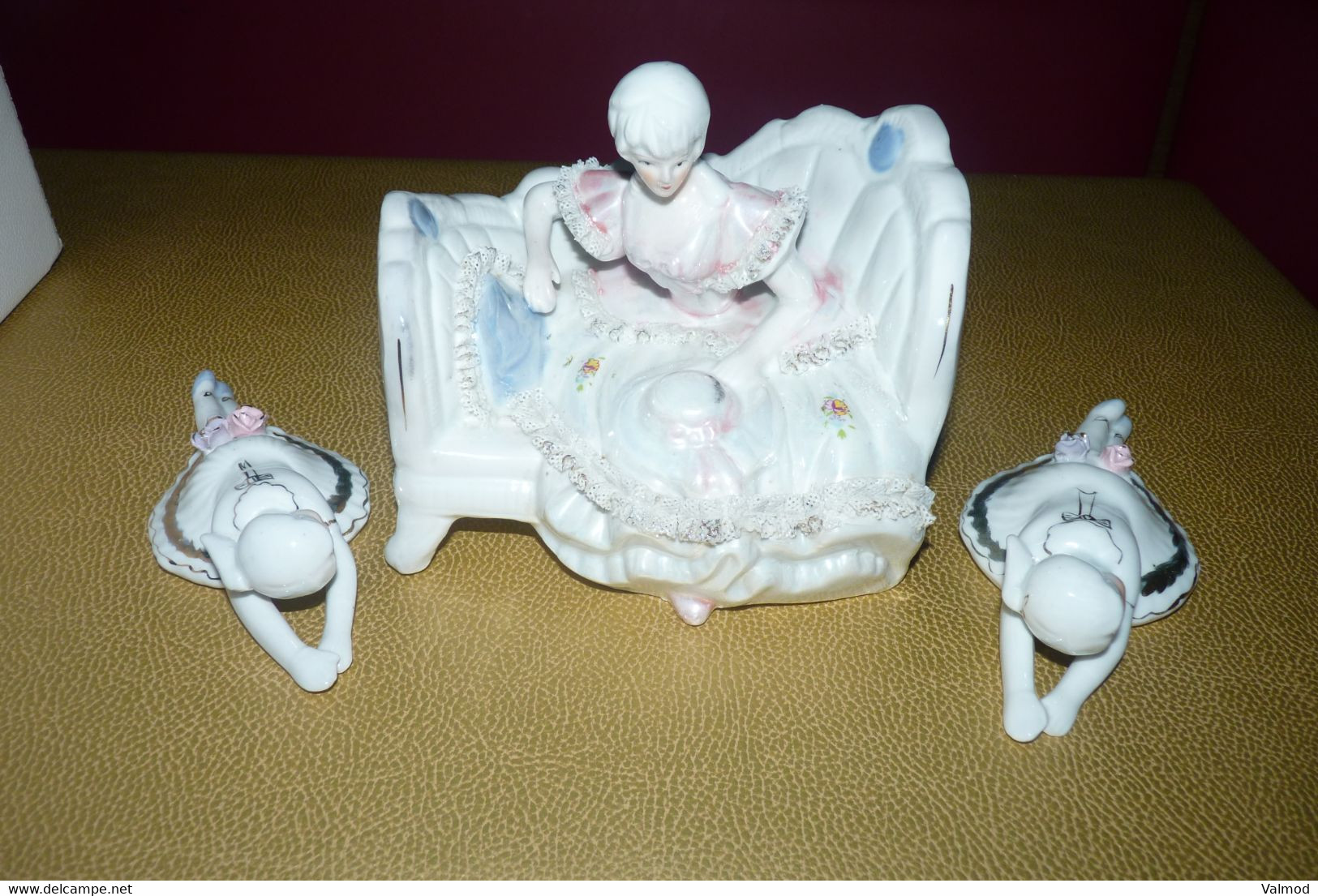 Figurines Dame Sur Divan + 2 Fillettes Allongées En Céramique ? Porcelaine ? - Personnages