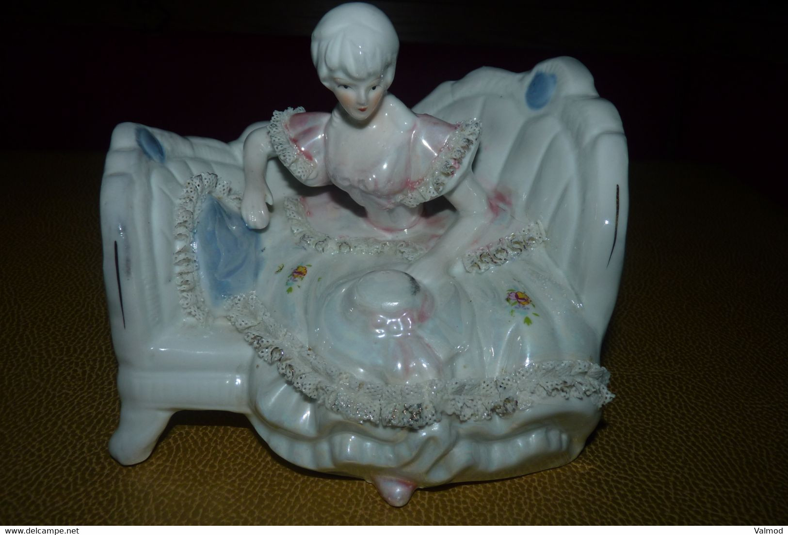Figurines Dame Sur Divan + 2 Fillettes Allongées En Céramique ? Porcelaine ? - Personaggi