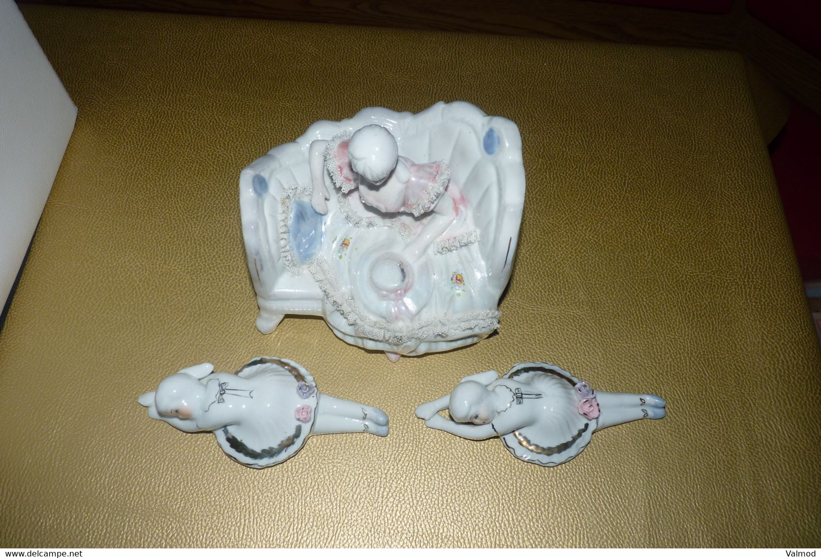 Figurines Dame Sur Divan + 2 Fillettes Allongées En Céramique ? Porcelaine ? - Personaggi