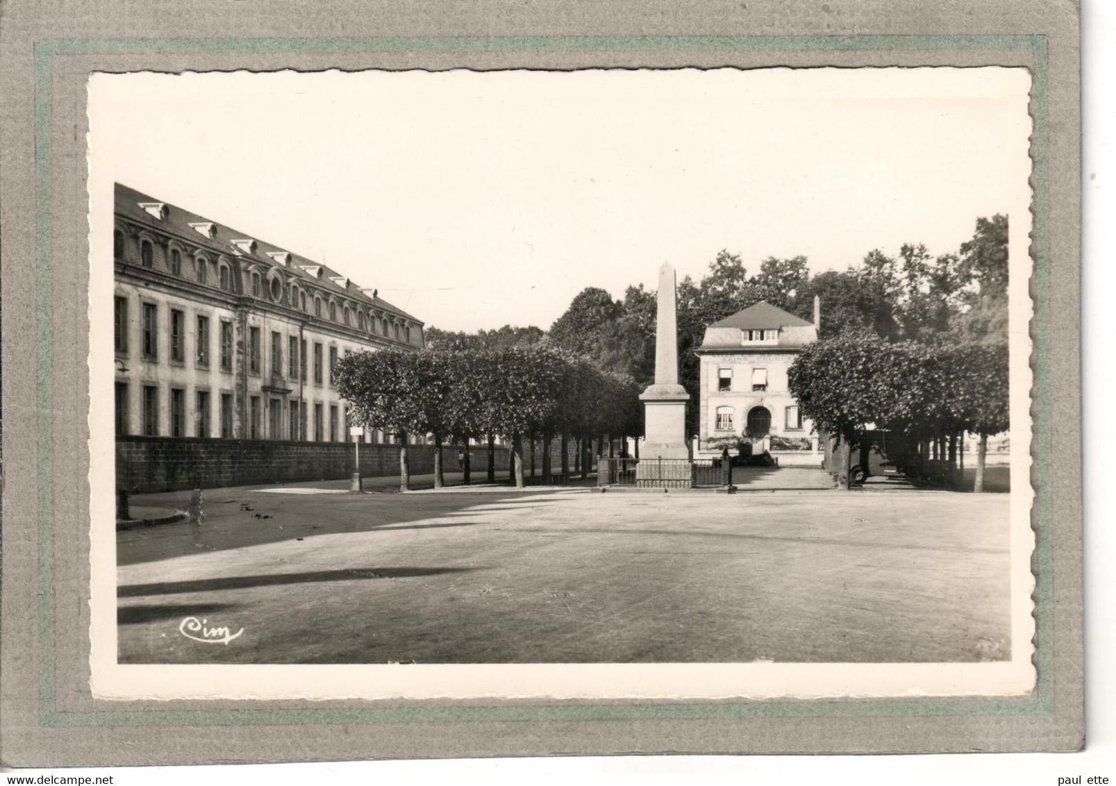 CPSM Dentelée (88) SENONES - Aspect De La Place Du Château Dans Les Années 50 - Senones