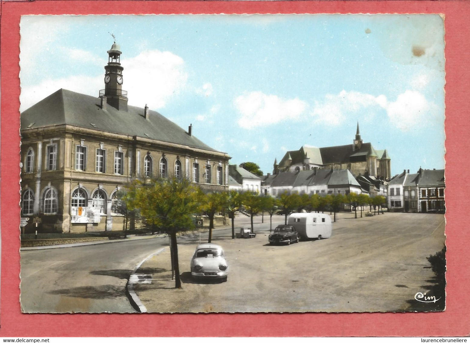 02  MONTCORNET    PLACE  DE  L  HOTEL DE  VILLE  (  VOITURES DONT  TAXI  PANHARD PL 17 - FREGATE  RENAULT-  CARAVANE ) - Autres & Non Classés