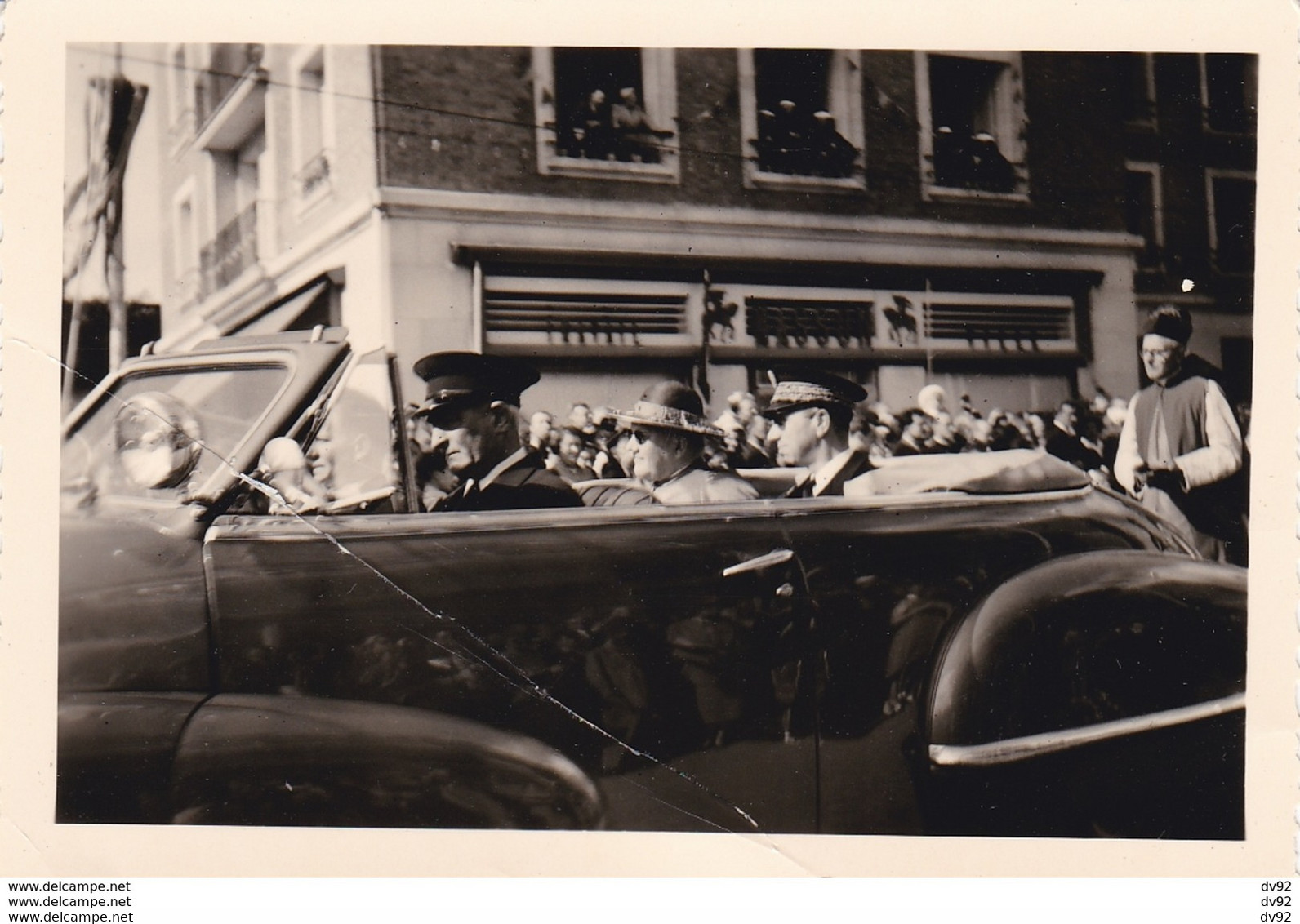 LISIEUX PAPE JEAN XXIII ET PREFET RUE HENRY CHERON EN CADILLAC 46 - Berühmtheiten