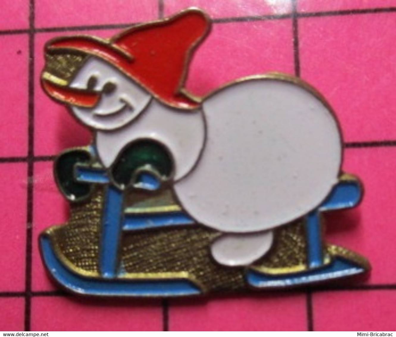 SP17 Pin's Pins / Beau Et Rare / THEME : NOEL / BONHOMME DE NEIGE FAISANT DE LA LUGE - Kerstmis