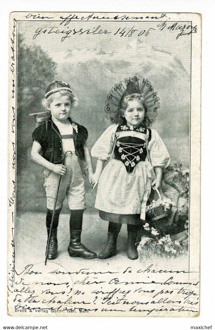 Couple D'enfants Suisses Vêtus D'habits Régionaux (hotte à Lait & Canne De Montagne) Circ 1906 Depuis Gsteigwyler - Gsteig Bei Gstaad