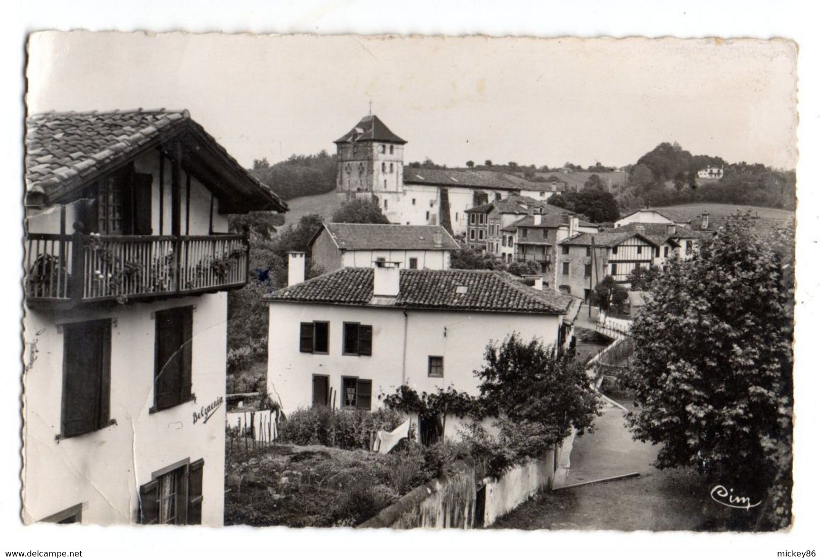 ESPELETTE --1957--Echappée Sur La Ville Et L'église..................à Suivre - Espelette