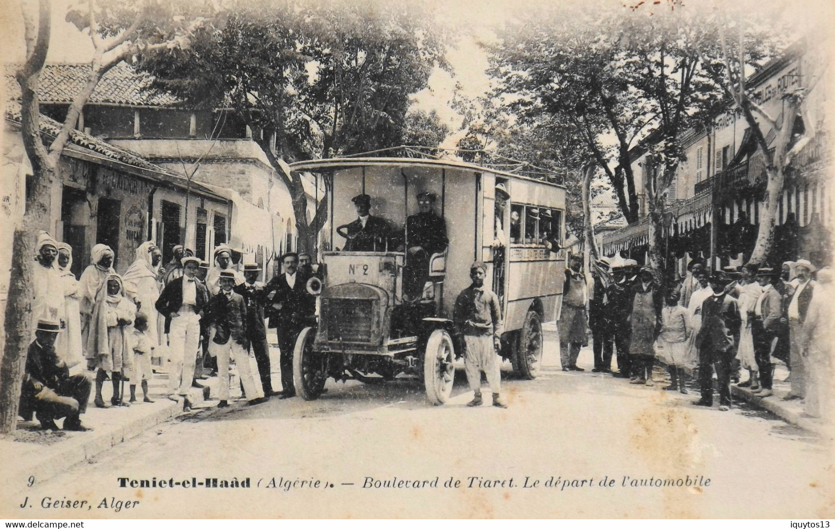 CPA. - ALGERIE - TENIET-EL-HAÄD - Boulevard Du Tiaret - Le Départ De L'Automobile - Devant Le Café De L'Avenir - 1909 - Andere & Zonder Classificatie