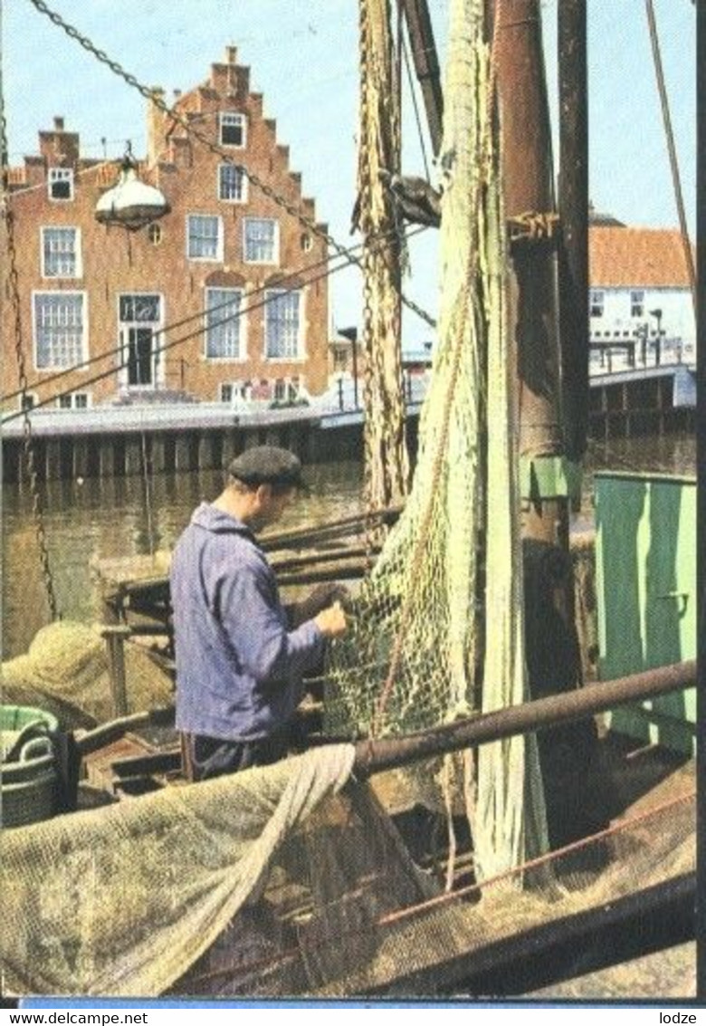 Nederland Holland Pays Bas Harlingen Met Netten Boeten Op Een Vissersboot - Harlingen