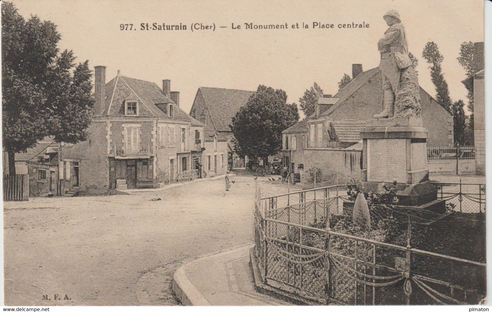 St - Saturnin - Le Monument Et La Place Centrale - Saint-Saturnin