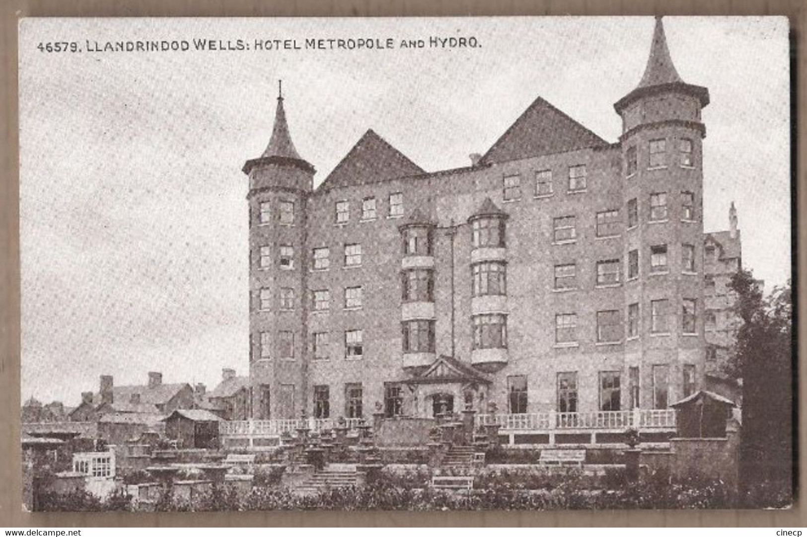 CPA PAYS DE GALLES - LLANDRINDOD WELLS : Hotel Metropole And Hydro - TB PLAN Façade Etablissement Terrasse Maisons - Breconshire