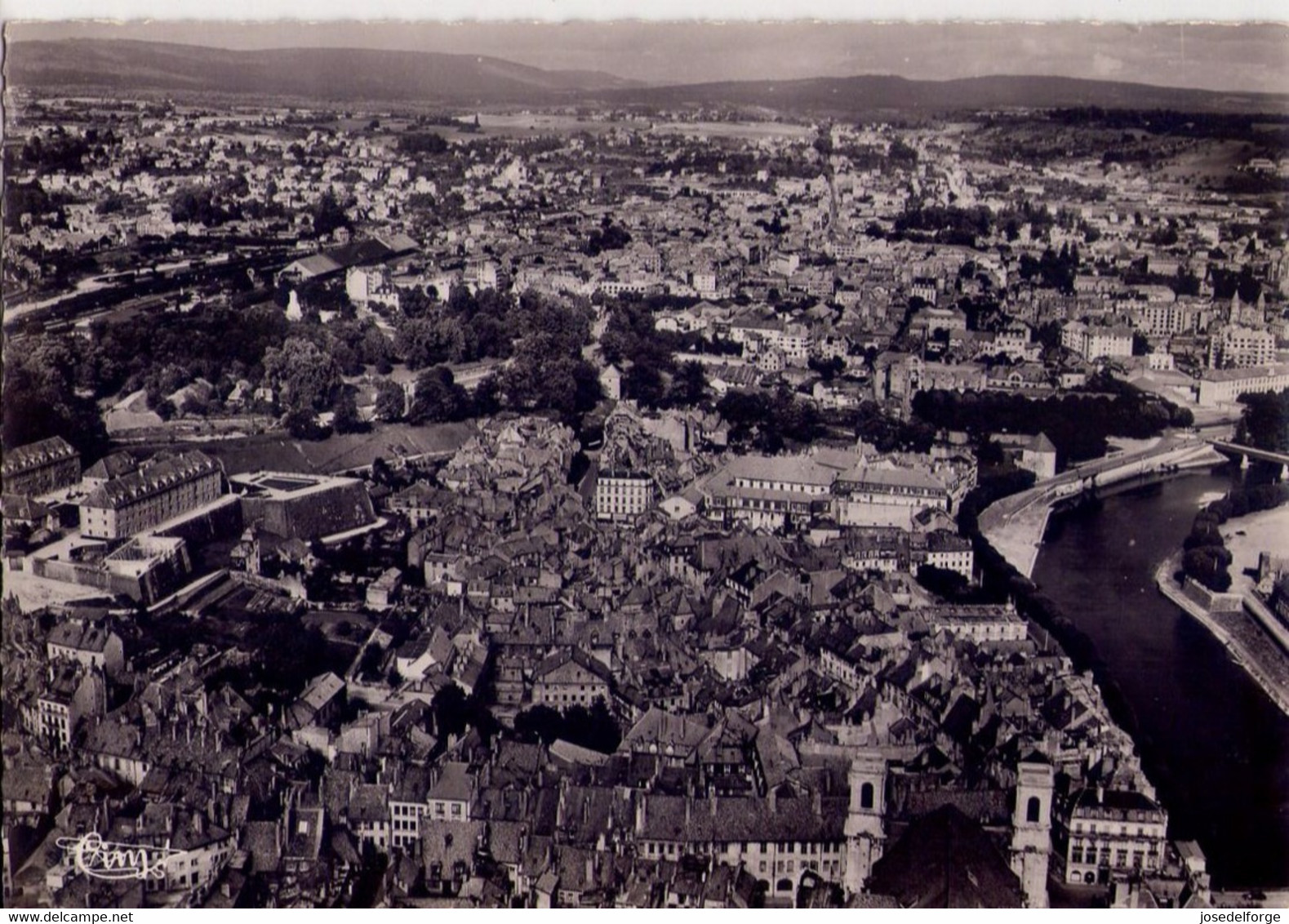 CPSM - 25 - 15  -  BESANCON - VUE PANORAMIQUE AERIENNE - LES TOURS DE LA MADELEINE ET LE DOUBS - - Besancon