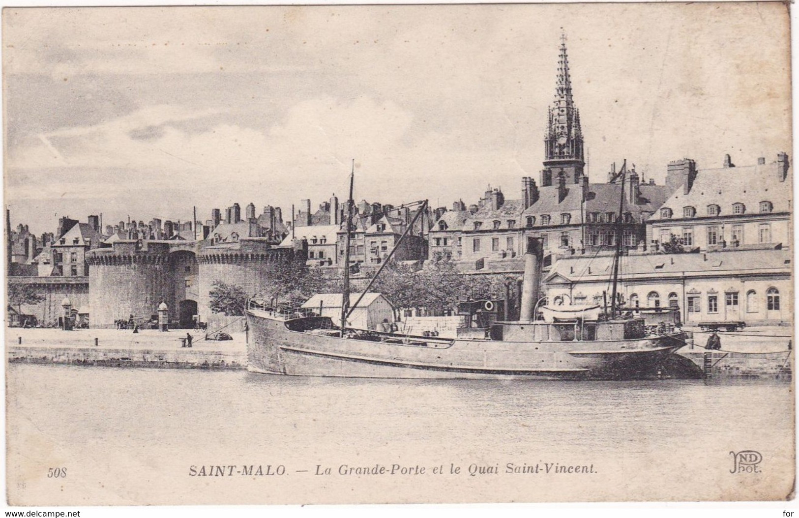 Ille Et Vilaine : SAINT MALO : La Grande Porte Et Le Quai Saint Vincent : Bateau - Saint Malo