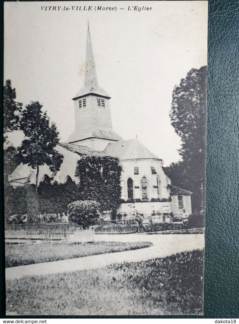 51  ,vitry La Ville ,la Place Et L'église En 1918 - Vitry-la-Ville