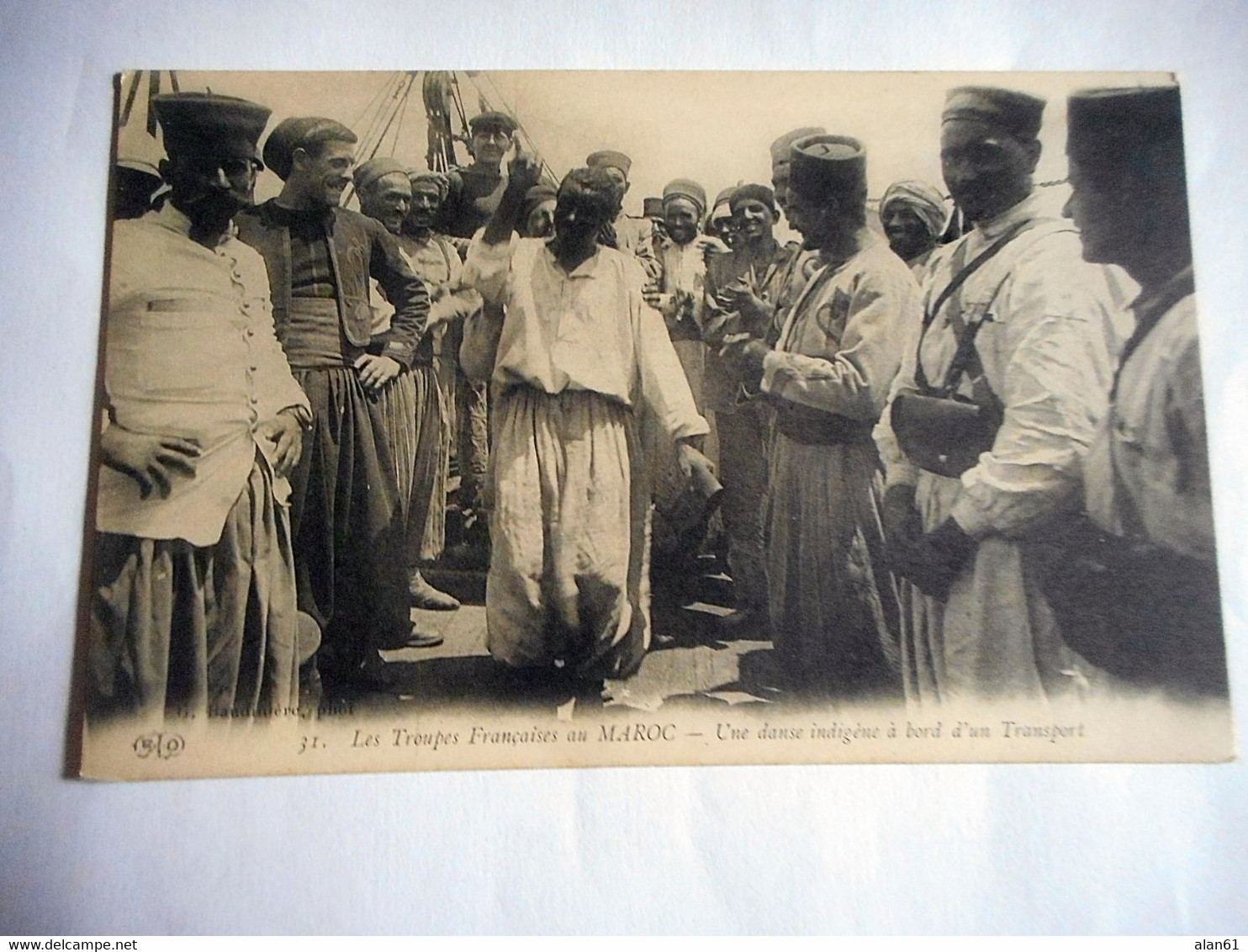 CPA MAROC LES TROUPES FRANCAISES AU MAROC UNE DANSE INDIGENE A BORD D UN TRANSPORT - Guerres - Autres