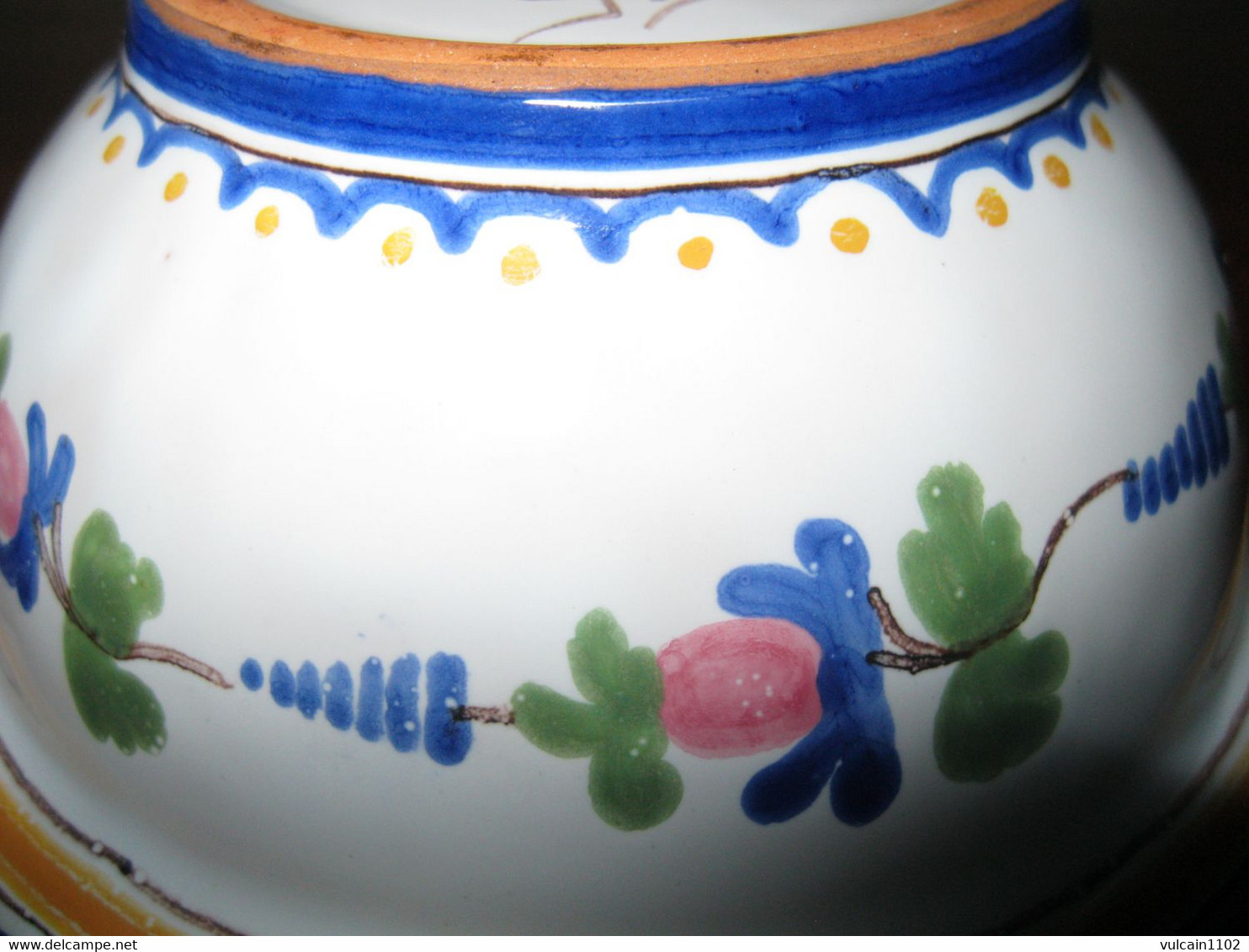 POT COUVERT - BONBONNIERE - SUCRIER - BOL A BARBE ? EN FAIENCE DE NEVERS SIGNE E. GEORGES