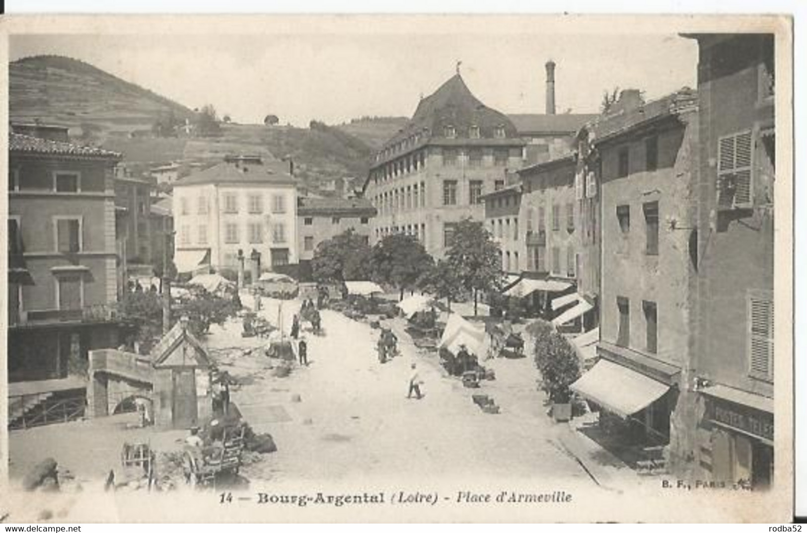 CPA - Bourg Argental - Place D'Armeville - Animée - Commerce - Bourg Argental