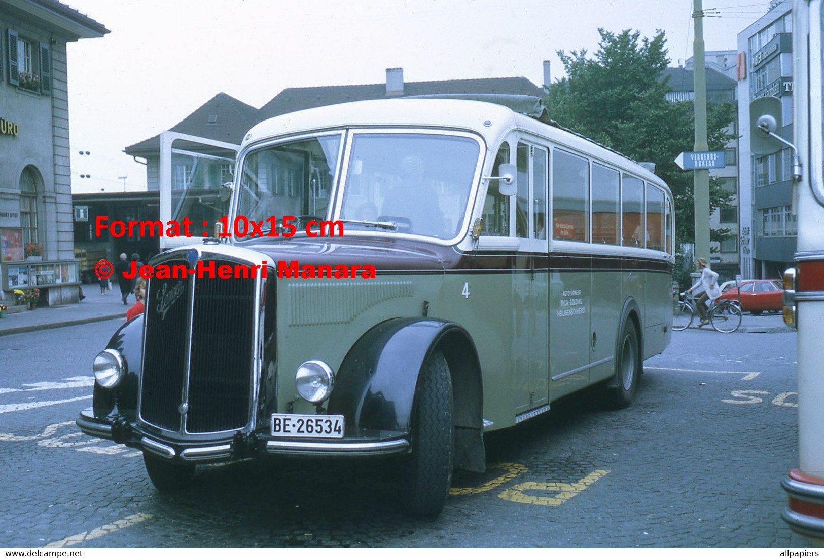 Reproduction Photographie D'un Bus Saurer Garé à Thun En Suisse En 1972 - Other & Unclassified