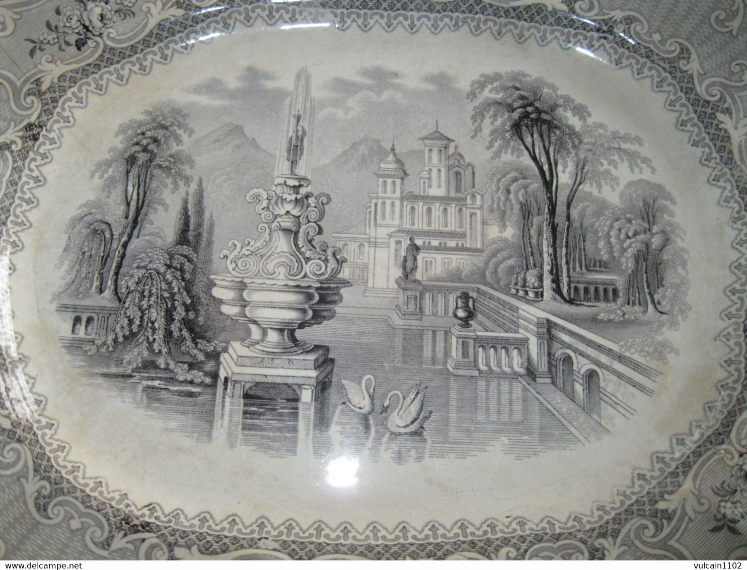 ANCIEN GRAND ET LARGE PLAT EN PORCELAINE OPAQUE THOMAS FELL & CO DECOR CASTEL CYGNES ET FONTAINE - Thomas & Sons