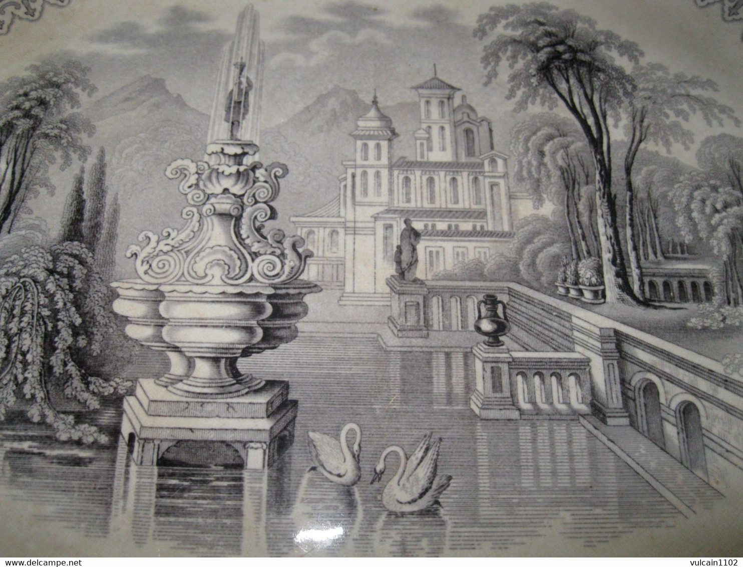 ANCIEN GRAND ET LARGE PLAT EN PORCELAINE OPAQUE THOMAS FELL & CO DECOR CASTEL CYGNES ET FONTAINE - Thomas & Sons