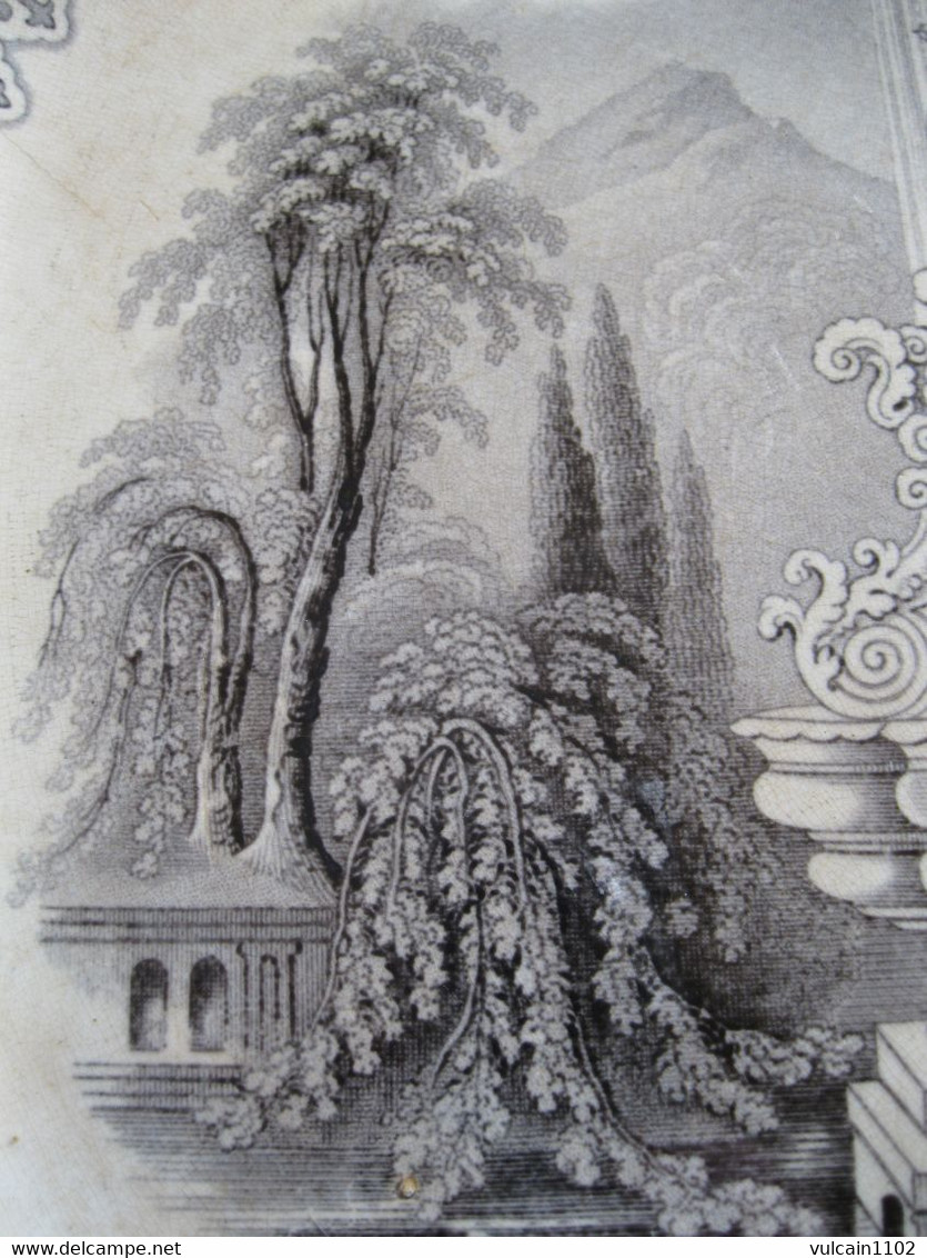 ANCIEN GRAND ET LARGE PLAT EN PORCELAINE OPAQUE THOMAS FELL & CO DECOR CASTEL CYGNES ET FONTAINE