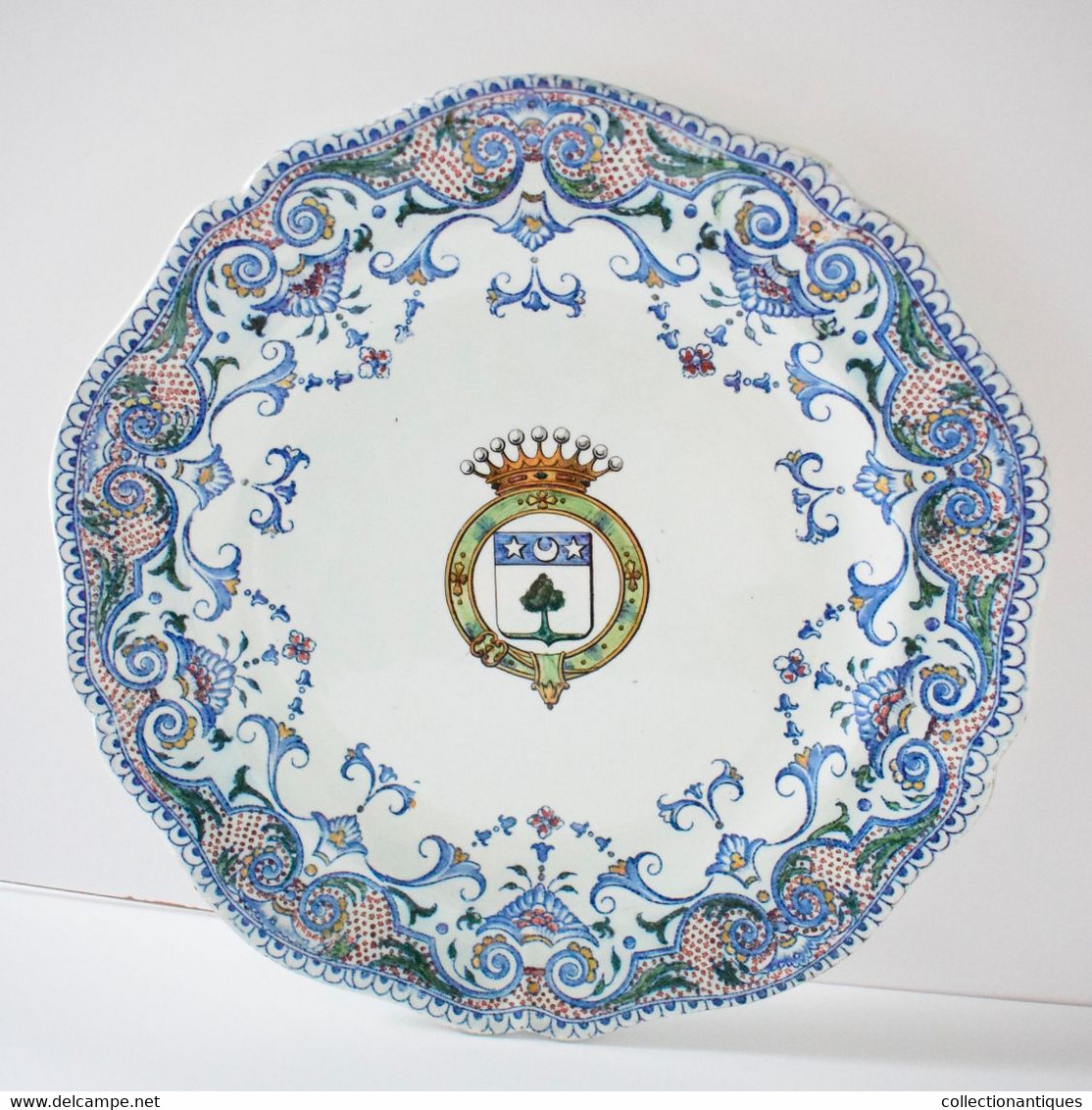 Assiette Plate Armoriée Couronne De Comte Beaucamps - Faïence De Gien - Période 1860-1871 - état Parfait - Gien (FRA)