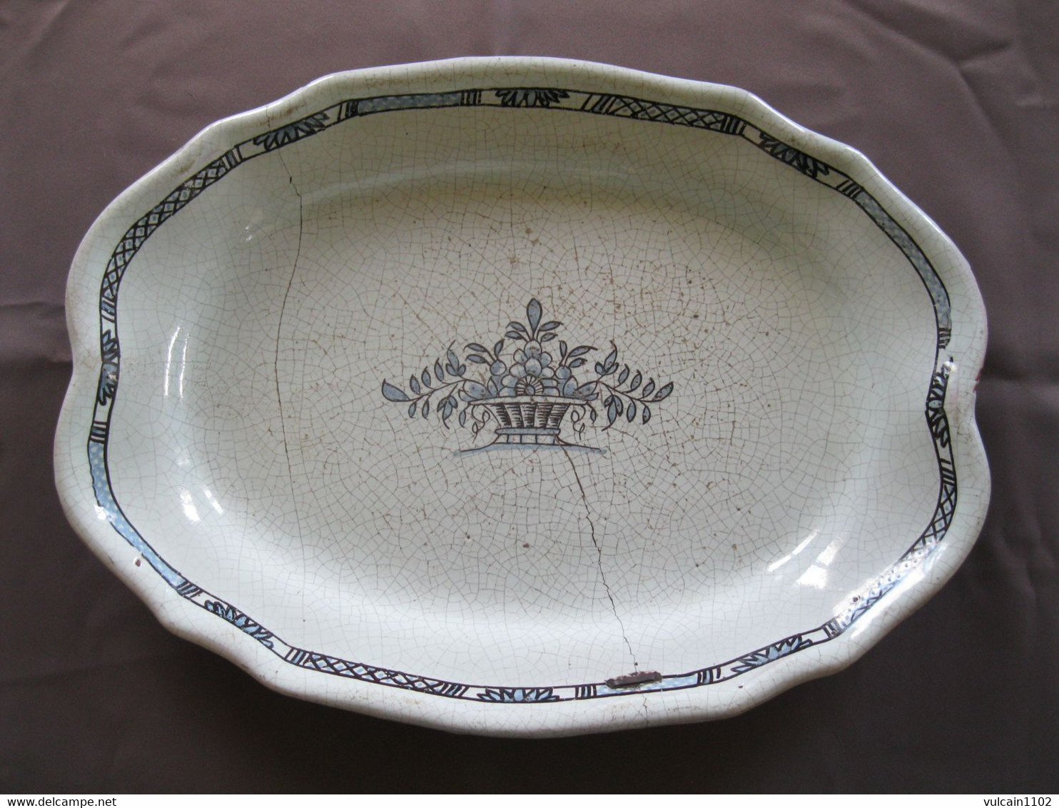 ANCIEN GRAND PLAT CUL NOIR ROUEN OU FORGES LES EAUX (39 cm) 18ème