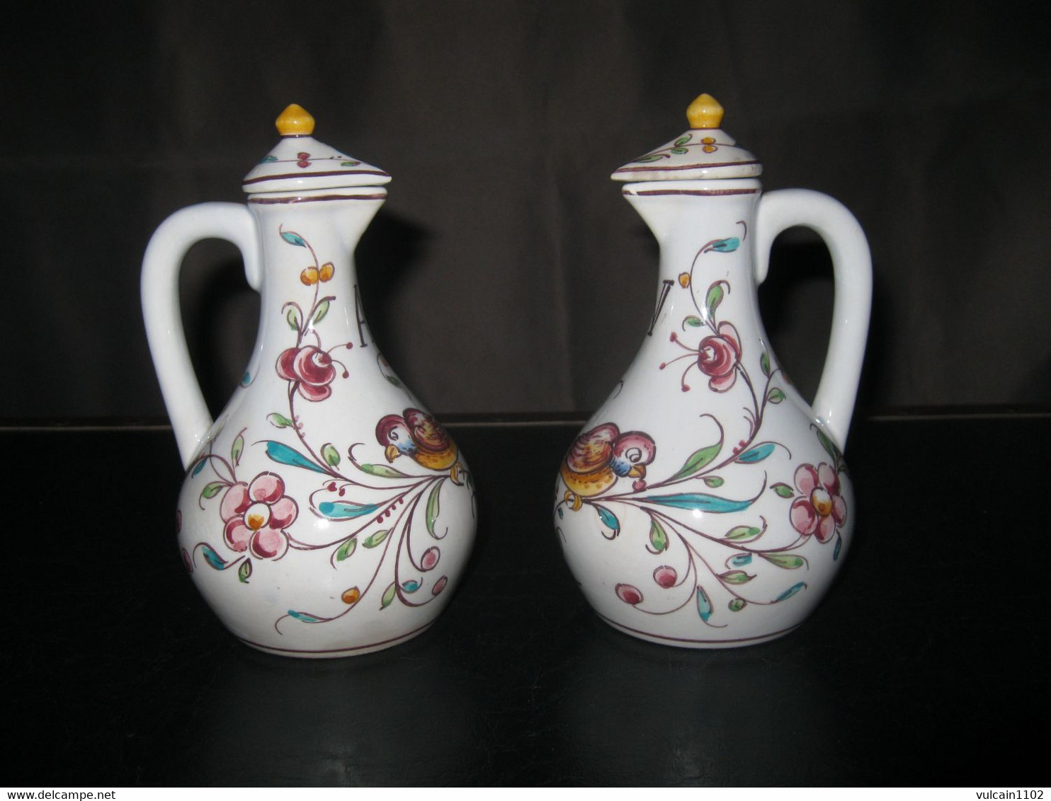 FIOLONS (BOUTEILLES) HUILE ET VINAIGRE EN FAIENCE OU PORCELAINE OPAQUE - Autres & Non Classés