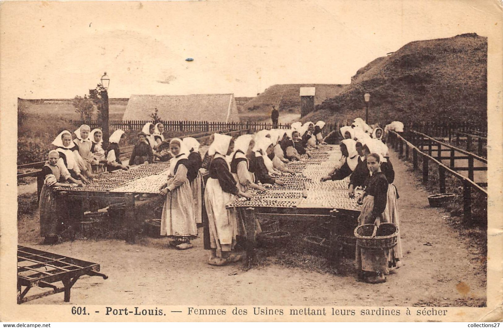 56-PORT-LOUIS- FEMMES DES USISNES METTANT LEURS SARDINES A SECHER - Port Louis