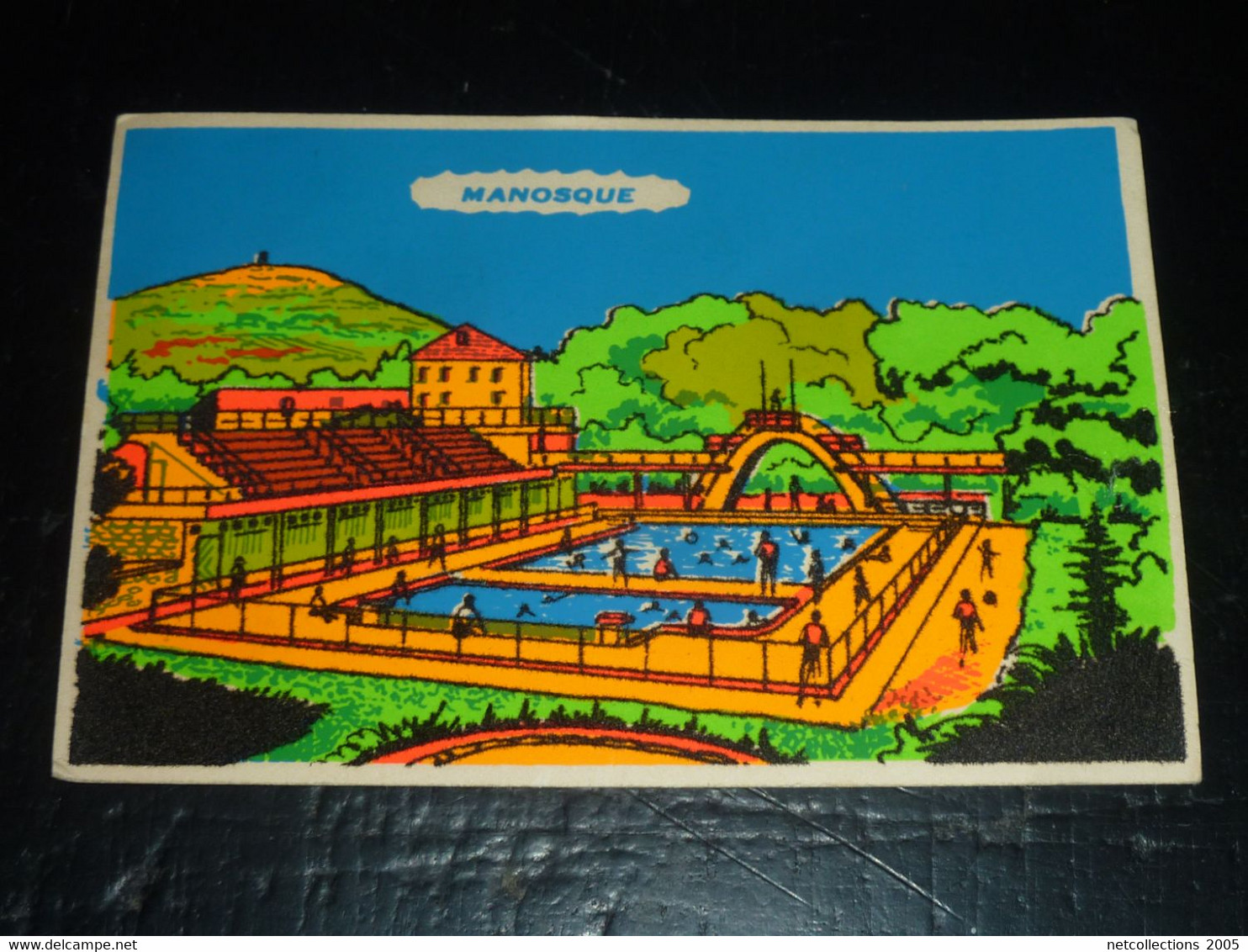 MANOSQUE VUE DE LA PISCINE CARTE EN COULEUR FLUO EN VELOURS - (C.T) - Manosque