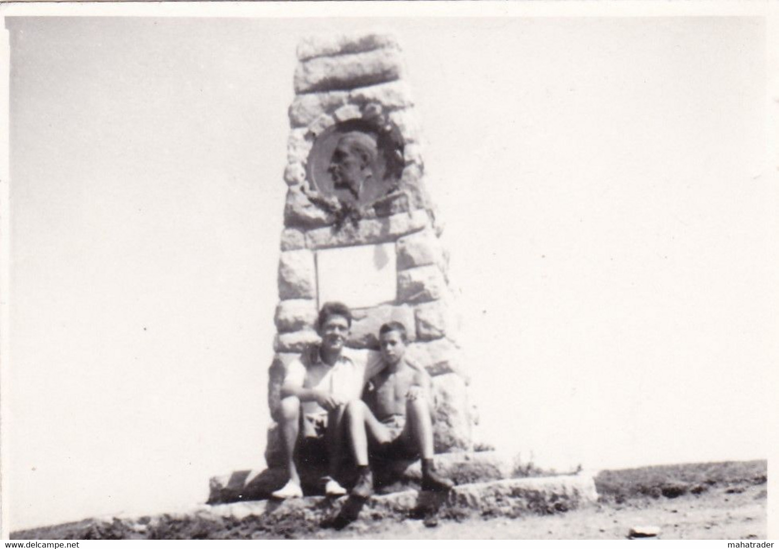 Old Real Original Photo - Naked Boy Man In Front Of A Monument - Shot 1962 - Ca. 9x6.5 Cm - Anonymous Persons