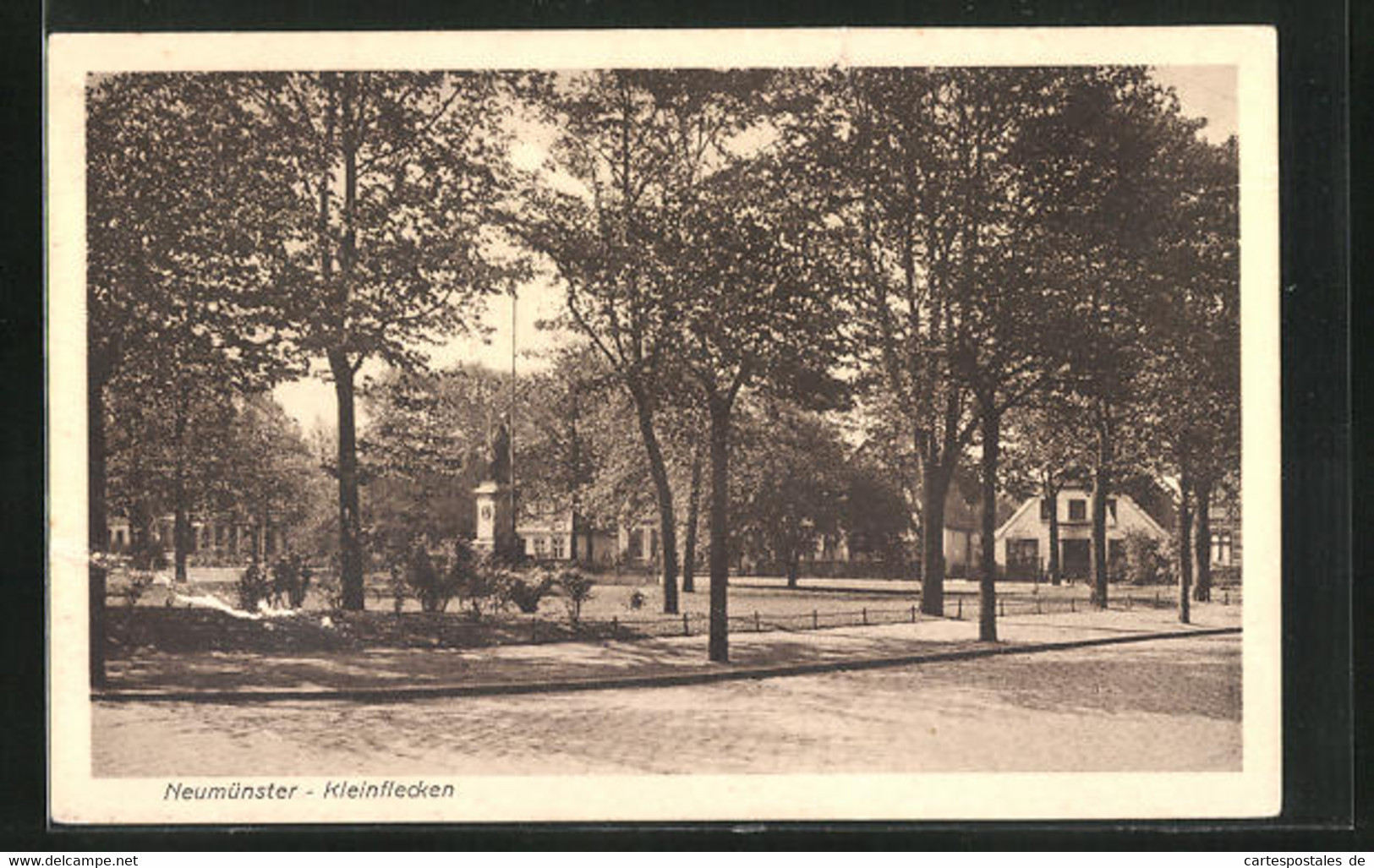 AK Neumünster, Kleinflecken, Anlagen Mit Denkmal - Neumünster